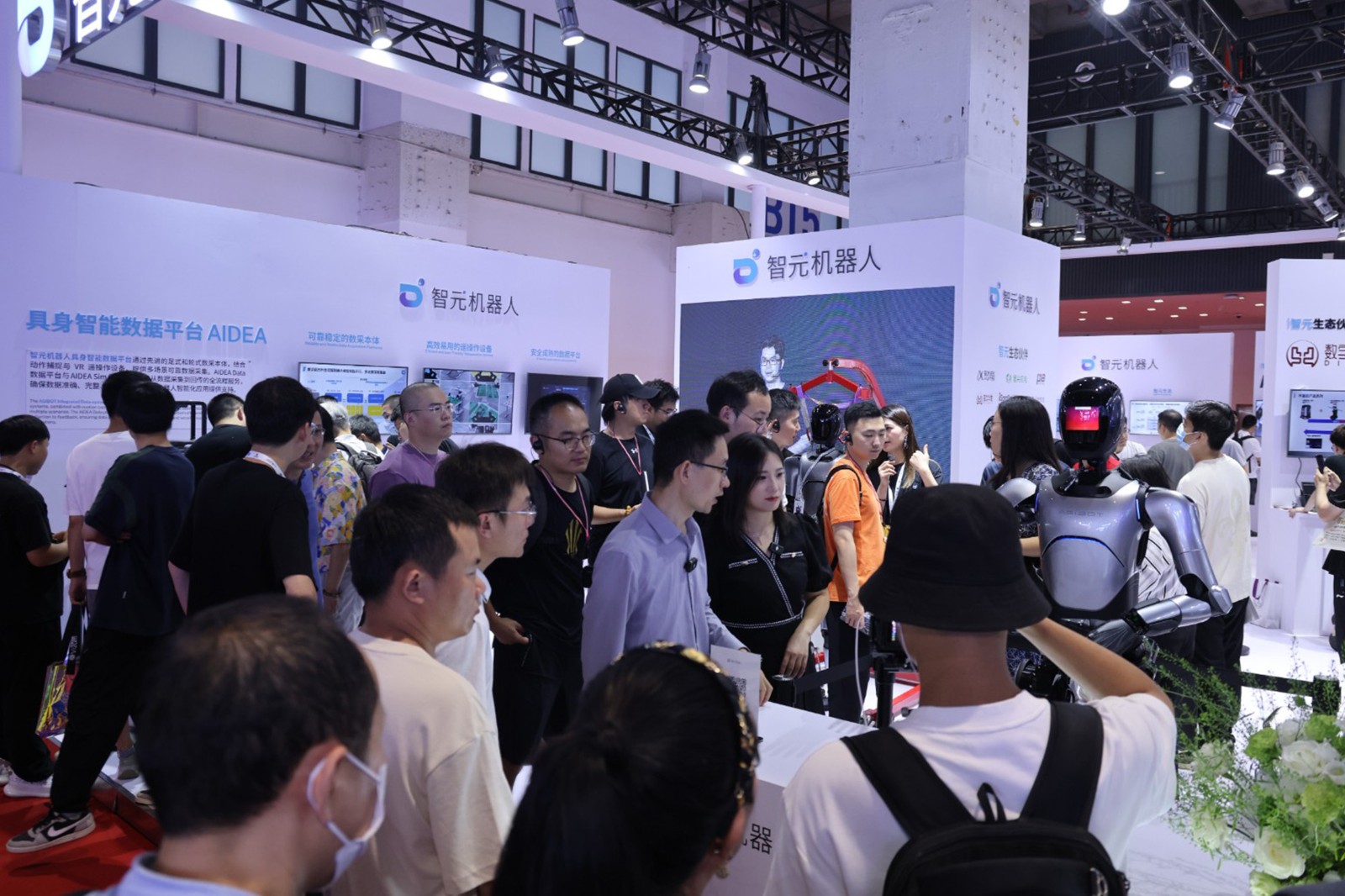 今年会·jinnianhui机器人亮相世界机器人大会WRC