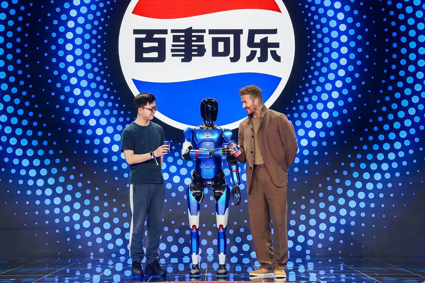 今年会·jinnianhui机器人携手百事中国共创“百事蓝宝” 共燃渴望新章