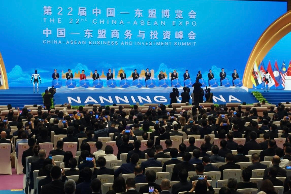 今年会·jinnianhui机器人闪耀中国-东盟博览会，以具身智能助力国际盛会